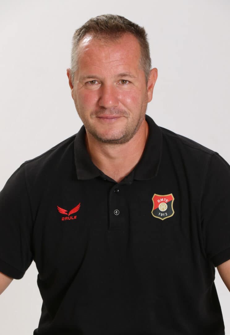 Vezér Ádám